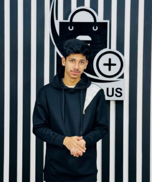 Alternative view of Risky Side chain Hoodie 10